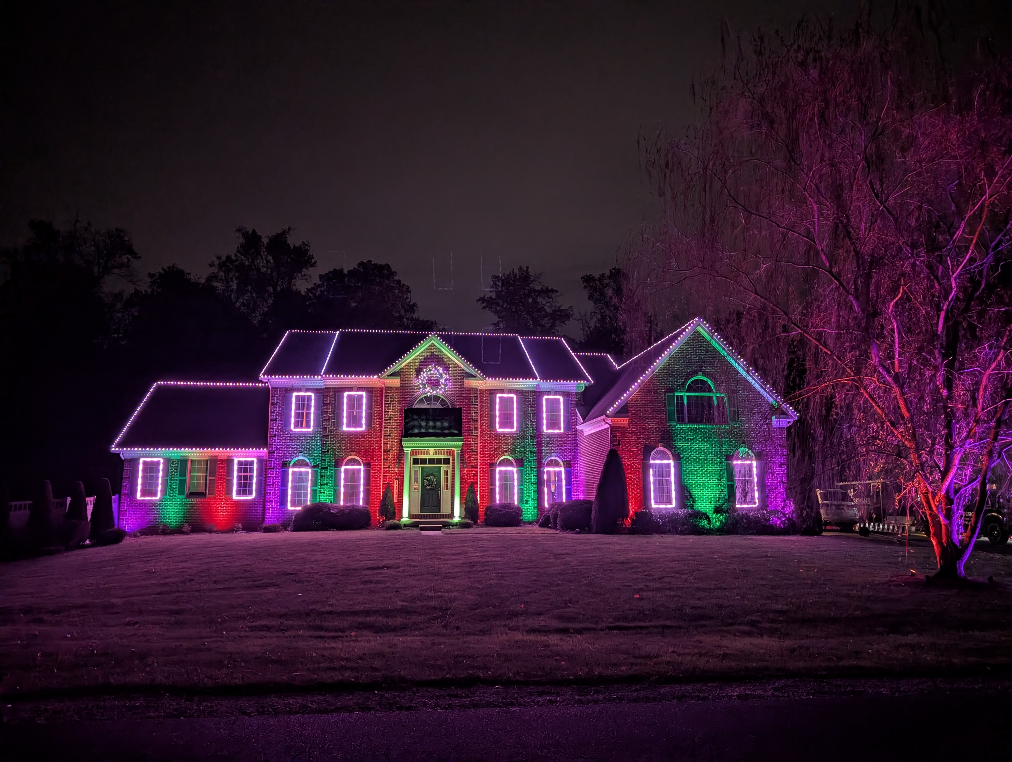 Why You Should Book Your Christmas Light Installer Before October in Maryland